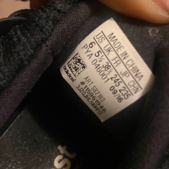 Authentic Adidas Ultraboost in Black & White size 6Y - Picture 9 of 10